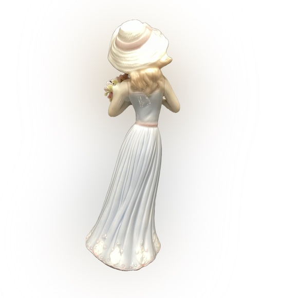 Vintage 1998 House of Lloyd “Gathering Flowers” Porcelain Lady Figurine 8” H. - Picture 3 of 7